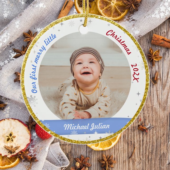 Twins Boys Fotos unsere ersten frohen kleinen Weih Keramik Ornament (Modern Elegant Cute Our First Merry Little Christmas Twins Baby Boys 2 Photos Snowflakes Golden)