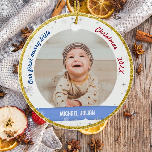Twins Boys Fotos unsere ersten frohen kleinen Weih Keramik Ornament (Modern Elegant Cute Our First Merry Little Christmas Twins Baby Boys 2 Photos Snowflakes Golden )