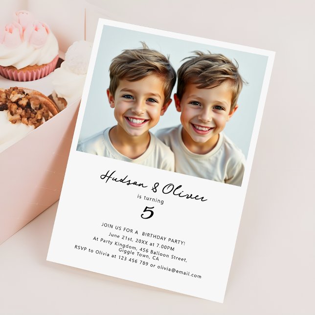 Twins Boys Minimalistisch Modern Birthday Party Fo Einladung (Von Creator hochgeladen)