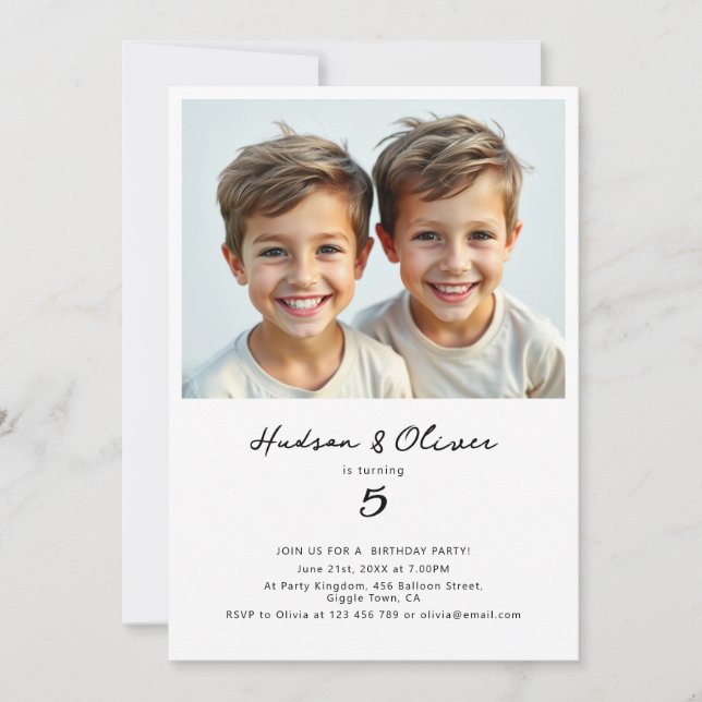 Twins Boys Minimalistisch Modern Birthday Party Fo Einladung (Vorderseite)