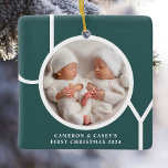 Twin's erstes Weihnachts Custom Foto Green Keramikornament<br><div class="desc">Der niedliche Weihnachtsschmuck dieses Zwillings ist mit dem Wort JOY in weißer Typografie auf grünem Hintergrund dekoriert. Einfach mit Ihrem Foto,  Namen und Jahr anpassbar</div>