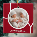 Twins erstes Weihnachts-Custom-Foto Red Keramikornament<br><div class="desc">Der niedliche Sakraleist dieses Zwillings ist ein Weihnachtsschmuck mit dem Wort JOY in weißer Typografie auf einem roten Hintergrund. Einfach mit Foto,  Name und Jahr anpassbar.</div>