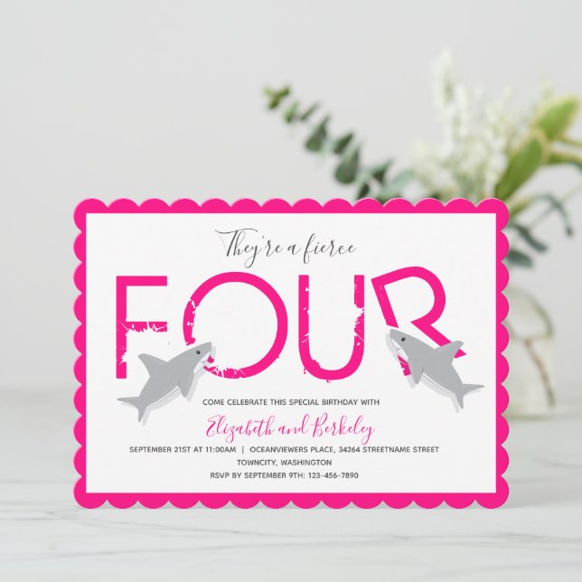 Twins Fierce Four Hot Pink Shark Birthday Einladung (Stehend Vorderseite)