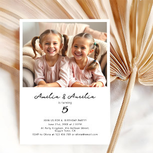 Twins Girls Minimalistisch Modern Birthday Party F Einladung