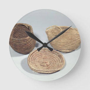 Two baskets and a cover (woven palm fronds) runde wanduhr
