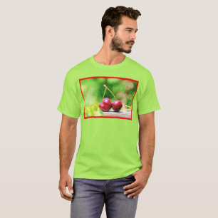"Two Cherries Fruit" Niedliches Foto. Jetzt kaufen T-Shirt