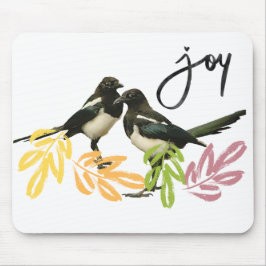 "Two for Joy" Zwei Magpies mit floralen Akzenten Mousepad