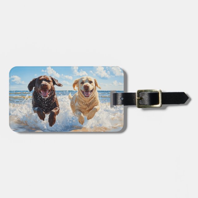 Two Labrador Retrievers on Beach Gepäckanhänger (Vorderseite horizontal)