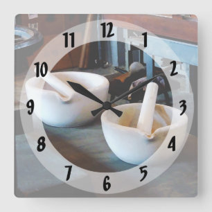Two Mortars and Pestles in Lab Quadratische Wanduhr