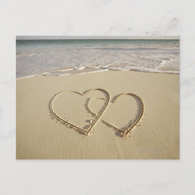 Two overlying hearts drawn on the beach postkarte (Vorderseite)