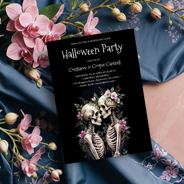 Two Romantic Gothic Human Skeletons Embracing Einladung (Two Romantic Gothic Human Skeletons Embracing Surrounded By Lush Floral Arrangements Halloween Party)