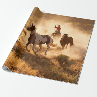 Two western cowboys riding horses, roping wild hor geschenkpapier