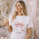 Tying the knot rosa Schleife Perlen Junggesellinne T-Shirt<br><div class="desc">Verleihen Sie Ihren Hochzeitsfeierlichkeiten mit dieser anspruchsvollen Coquette-Themen-Party-Kollektion einen besonderen Schliff. Jedes Teil zeigt eine hochwertige rosa Schleife,  gepaart mit zarten Perlenakzenten und zeitloser Typografie. Dieses Set ist perfekt für die moderne Braut,  die einen einheitlichen Look für ihren Junggesellinnenabschied und die Brautparty möchte.</div>
