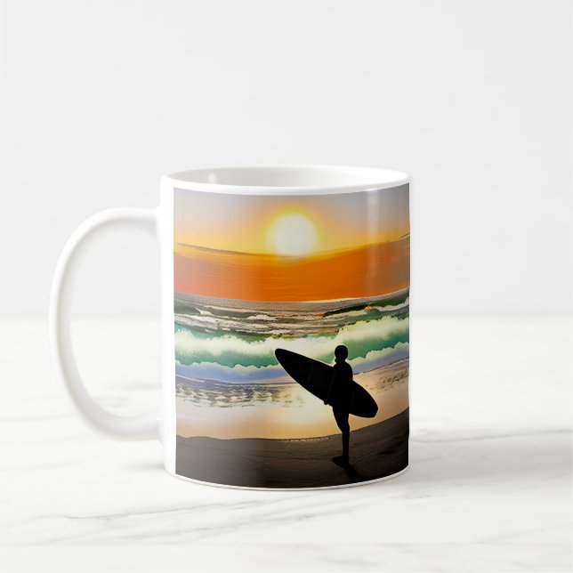 Typ am Strand mit Surfbrett Sonnenuntergang Kaffeetasse (Links)