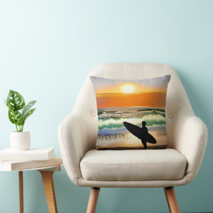 Typ am Strand mit Surfbrett Sonnenuntergang Kissen