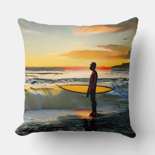 Typ am Strand mit Surfbrett Sonnenuntergang Kissen