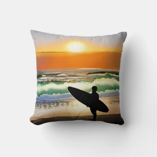 Typ am Strand mit Surfbrett Sonnenuntergang Kissen