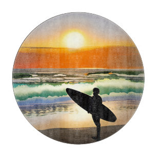 Typ am Strand mit Surfbrett Sonnenuntergang Schneidebrett