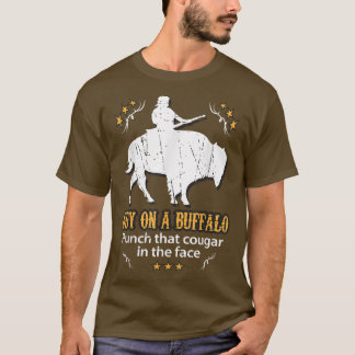 Typ auf einem Buffalo ~ Punch jenes Cougar im Gesi T-Shirt