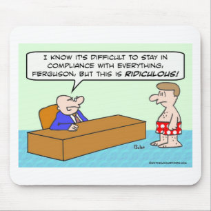 Typ in der Unterwäsche ist aus Befolgung heraus Mousepad