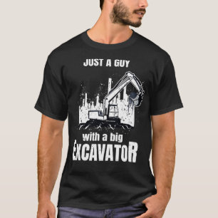Typ mit einem großen Bagger und einem lustigen Bau T-Shirt