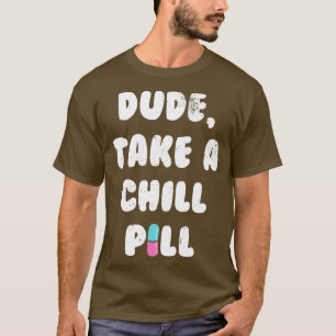Typ nimmt eine Tablette T-Shirt