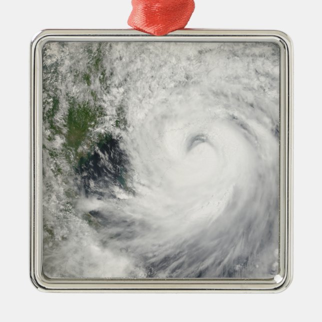 Typhoon Prapiroon Silbernes Ornament (Vorne)