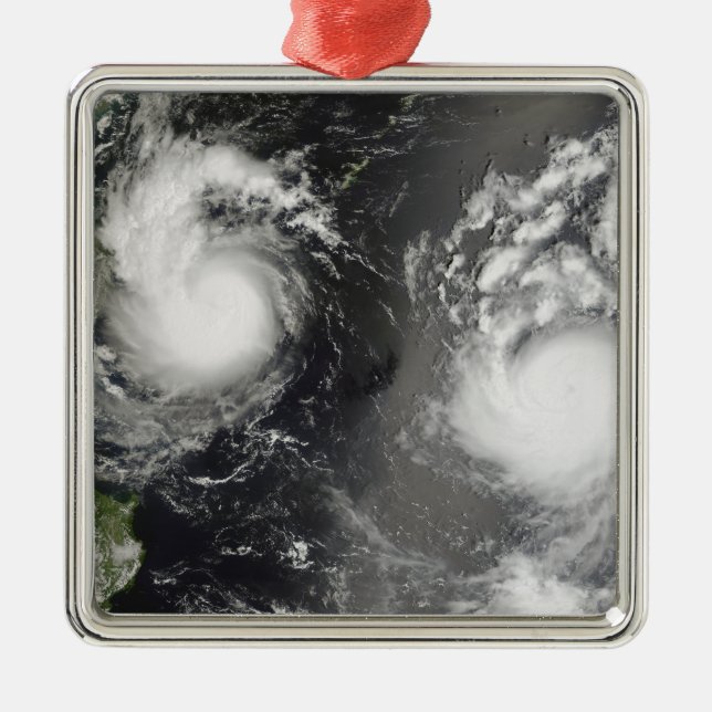 Typhoon Saomai und Tropensturm Bopha Ornament Aus Metall (Vorne)