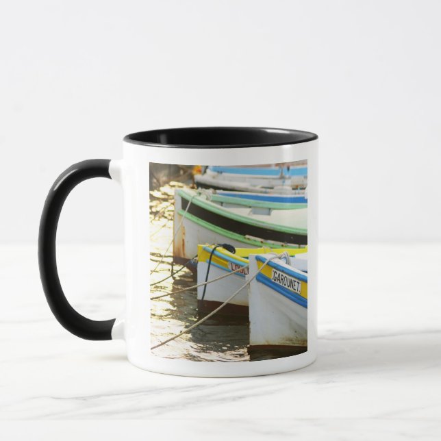 Typische provenzalische Fischerboote in Tasse (Links)