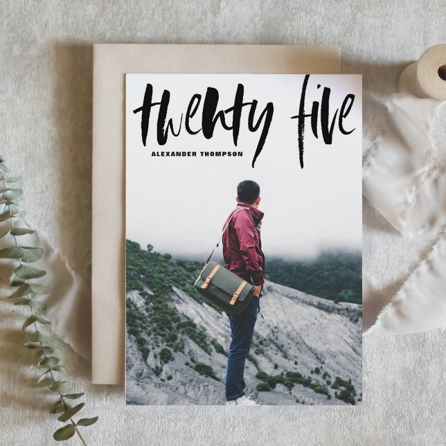 Typografie-Abschluss mit schwarzer Brush Einladung (Customizable class of 2025 photo graduation invitation featuring rustic lettering. )