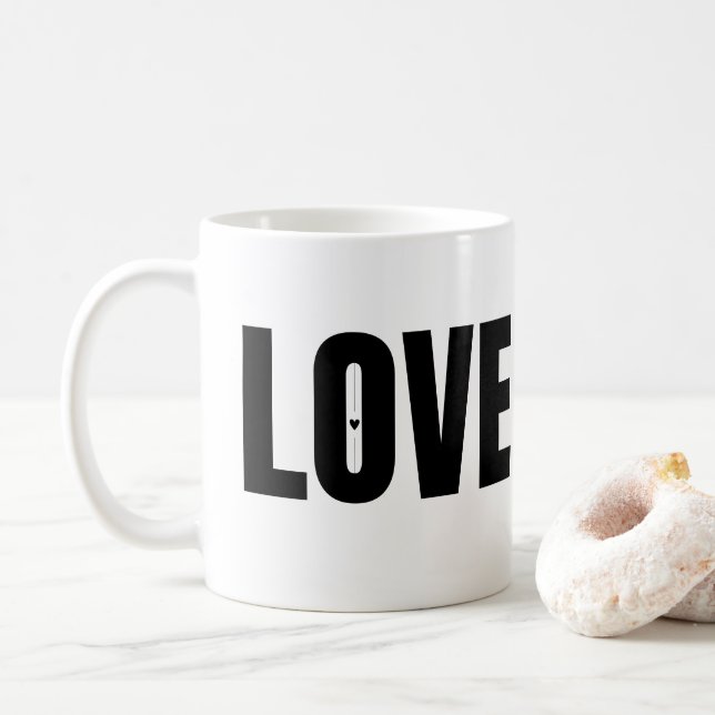 Typografie der schwarzen LIEBE Kaffeetasse (Mit Donut)