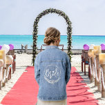 Typografie der Weißen Braut und Hochzeit der Blume Jeansjacke<br><div class="desc">Diese White Bride Typografie und blumengeschmückte Trauung Denim Jacket ist ein reizendes Stück, das speziell für bald verheiratete Braut am Brautparty oder Hochzeitstag entworfen wurde. Ein Script-Schriftart Zauber das Wort "Bride" auf der Rückseite der Jacke ab und fügt eine Touch von Eleganz und Weiblichkeit hinzu. Die romantische Essenz dieses Ortes...</div>