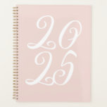 Typografie eines Mädchenröschen in Rosa Planer<br><div class="desc">Girly blush rosa und weiß benutzerdefinierte Skriptjahr Typografie niedlich stilvolle elegante Planner. Vollständig anpassbarer weißer Skripttext,  rosa Rosa schlichter Hintergrund. Sie können es mit Ihren Initialen,  Monogramm,  Jahr,  etc. personalisiert,  oder einfach den Text löschen,  und verließ die rot rosa solide schlichte Farbe.</div>