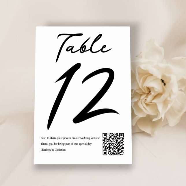Typografie Minimalistische Hochzeit mit QR-Code Tischnummer (Typography Minimalist Wedding With QR Code Table Numbers from Ricaso. Simple black & white text)