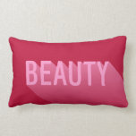 Typografie Moderne rosa Schönheit Lendenkissen<br><div class="desc">Rosa Kissen mit einem modernen abstrakten Design des Wortes "Beauty" mit einem langen Schattengefälle. Fügen Sie Ihrem Zuhause- oder Schlafsaal mit diesem modernen Kissen eine lustige Touch hinzu. *Bitte beachten Sie,  dass das Zazzle-Wasserzeichen,  das in der Zoomvorschau angezeigt wird,  NICHT auf dem gedruckten Endprodukt erscheint. © Rosewood and Citrus</div>