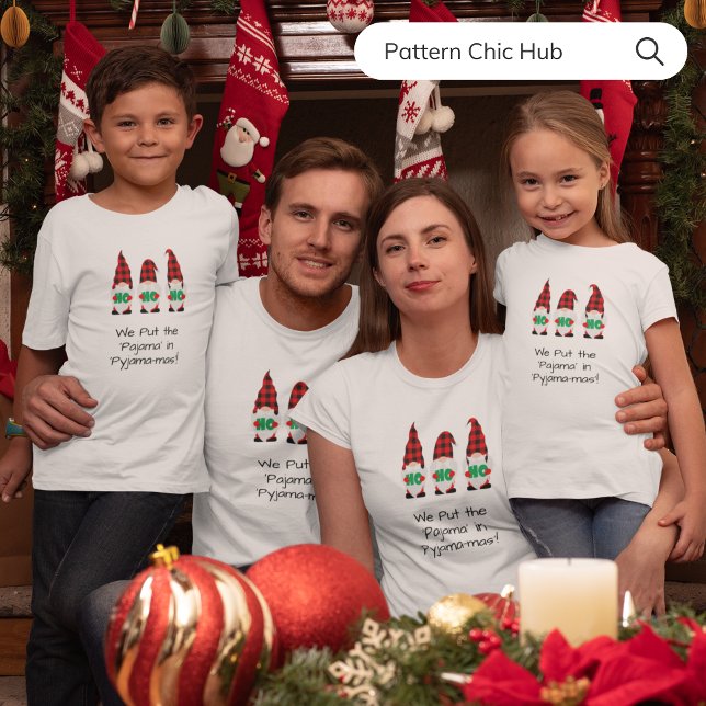 Typografie White Modern Pajama Familie Weihnachten T-Shirt (Von Creator hochgeladen)