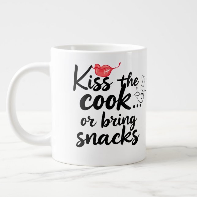 TYPografie-Zitat '''KÜSS DEN KOCH''' Jumbo-Tasse (Links)