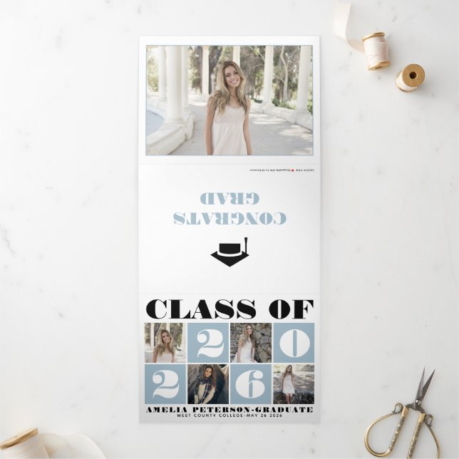 Typografy Class of 2025 Foto Collage staubig blue Dreifach Gefaltete Ankündigung (Außenbereich)