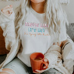TYRA 90er Jahre als tropisch, als wäre es heiße Ba T-Shirt<br><div class="desc">Dieses Bachelorette Braut Shirt zeigt ein neonisches Set aus den 90er Jahren mit den Worten "tropisch wie heiß,  ich binde den Knoten". Dieses Shirt passt perfekt zu der Bachelorette "sie bindet den Knoten" Option.</div>