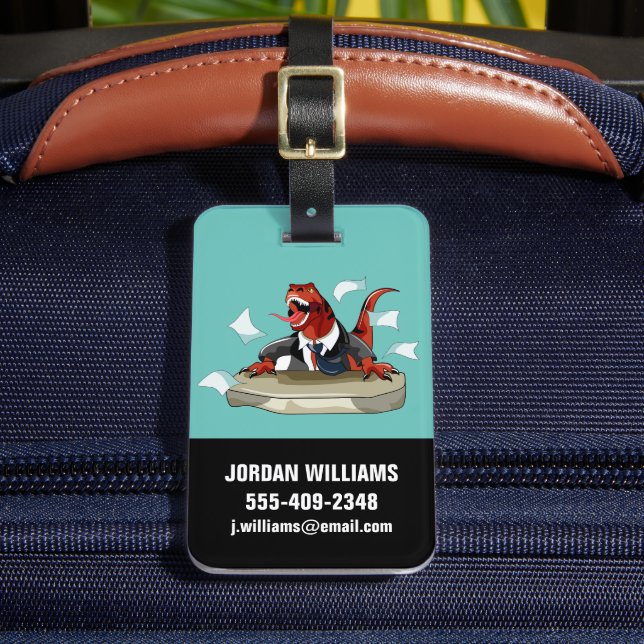 Tyrannosaurus Rex Boss sitzt an einem Schreibtisch Gepäckanhänger (Vorderseite Insitu 2)