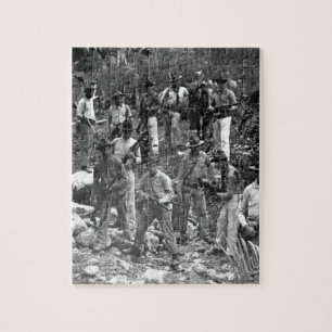 U.S. Marinesoldaten und Führer auf der Suche nach Puzzle