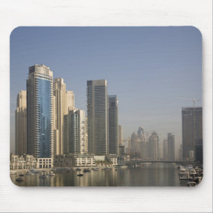 UAE, Dubai. Marina Türme mit Booten vor Anker. Mousepad