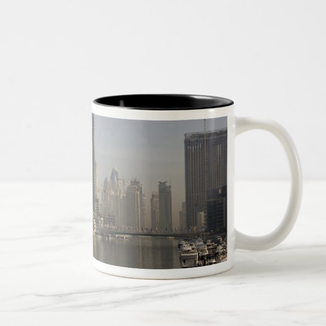 UAE, Dubai. Marina Türme mit Booten vor Anker. Zweifarbige Tasse (Rechts)