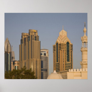 UAE, Dubai. Minarett der Moschee in Al Wasl, mit Poster