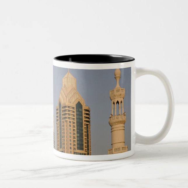 UAE, Dubai. Minarett der Moschee in Al Wasl, mit Zweifarbige Tasse (Rechts)