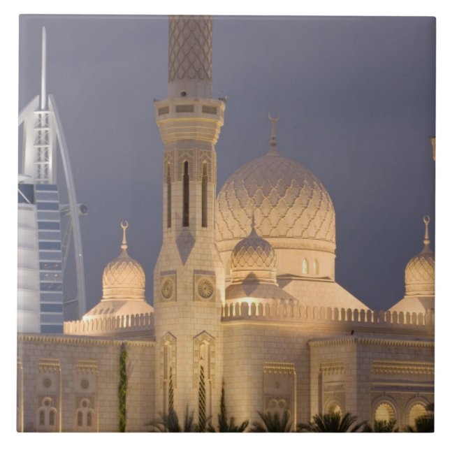 UAE, Dubai. Moschee im Abend mit Burj al Arab Fliese (Vorderseite)