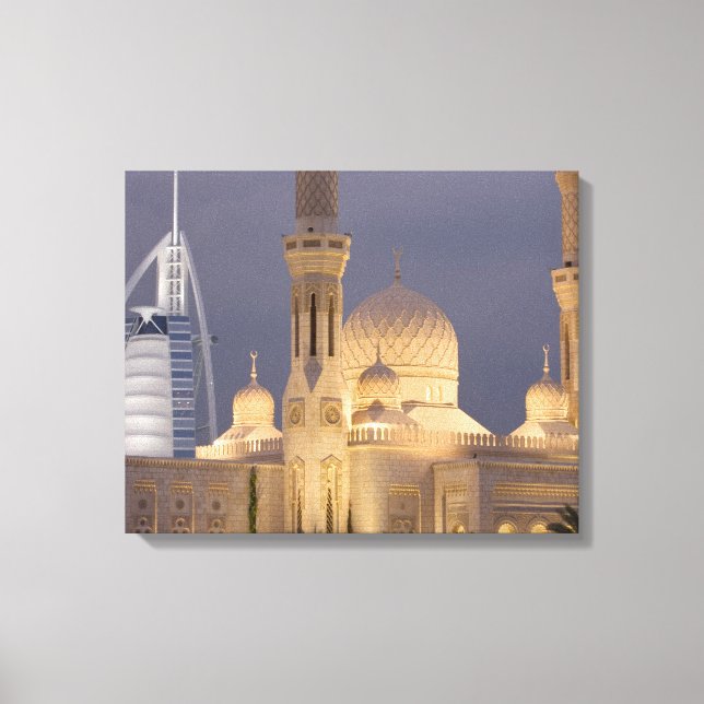 UAE, Dubai. Moschee im Abend mit Burj al Arab Leinwanddruck (Vorderseite)