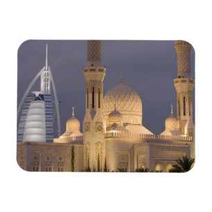 UAE, Dubai. Moschee im Abend mit Burj al Arab Magnet