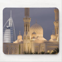 UAE, Dubai. Moschee im Abend mit Burj al Arab
