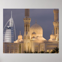 UAE, Dubai. Moschee im Abend mit Burj al Arab